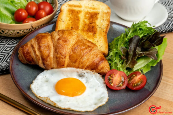 อาหารเช้าแบบฝรั่ง ทั้งในแบบอเมริกัน และแบบยุโรปนั้น มีความแตกต่างกันอย่างไร